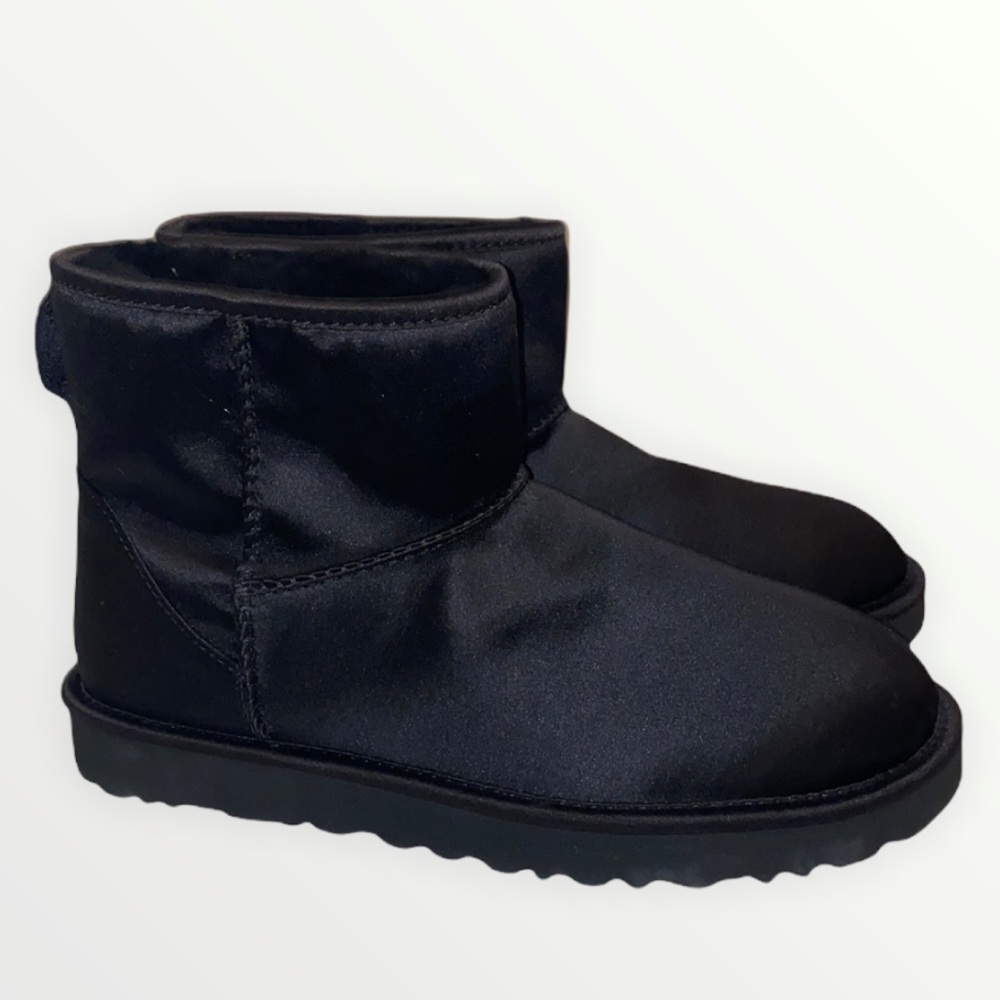 ⭐️NWOB UGG Satin Sheepskin Short Boots⭐️